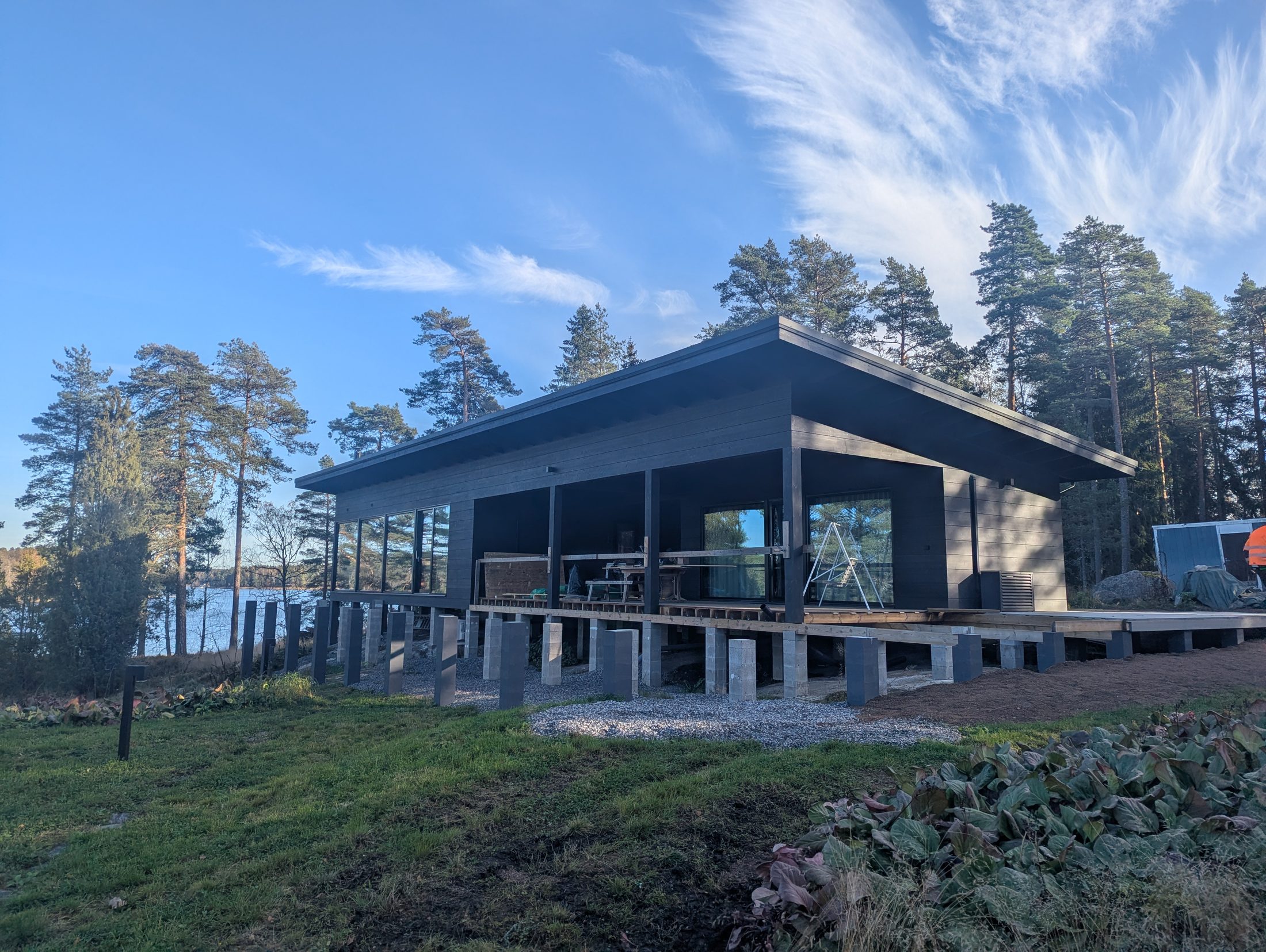 Sommarstuga, ekonomibyggnad och gäststuga på en ö